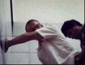 Dois homens transando no banheirão gay