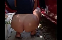 mulher mijando na rua xixi